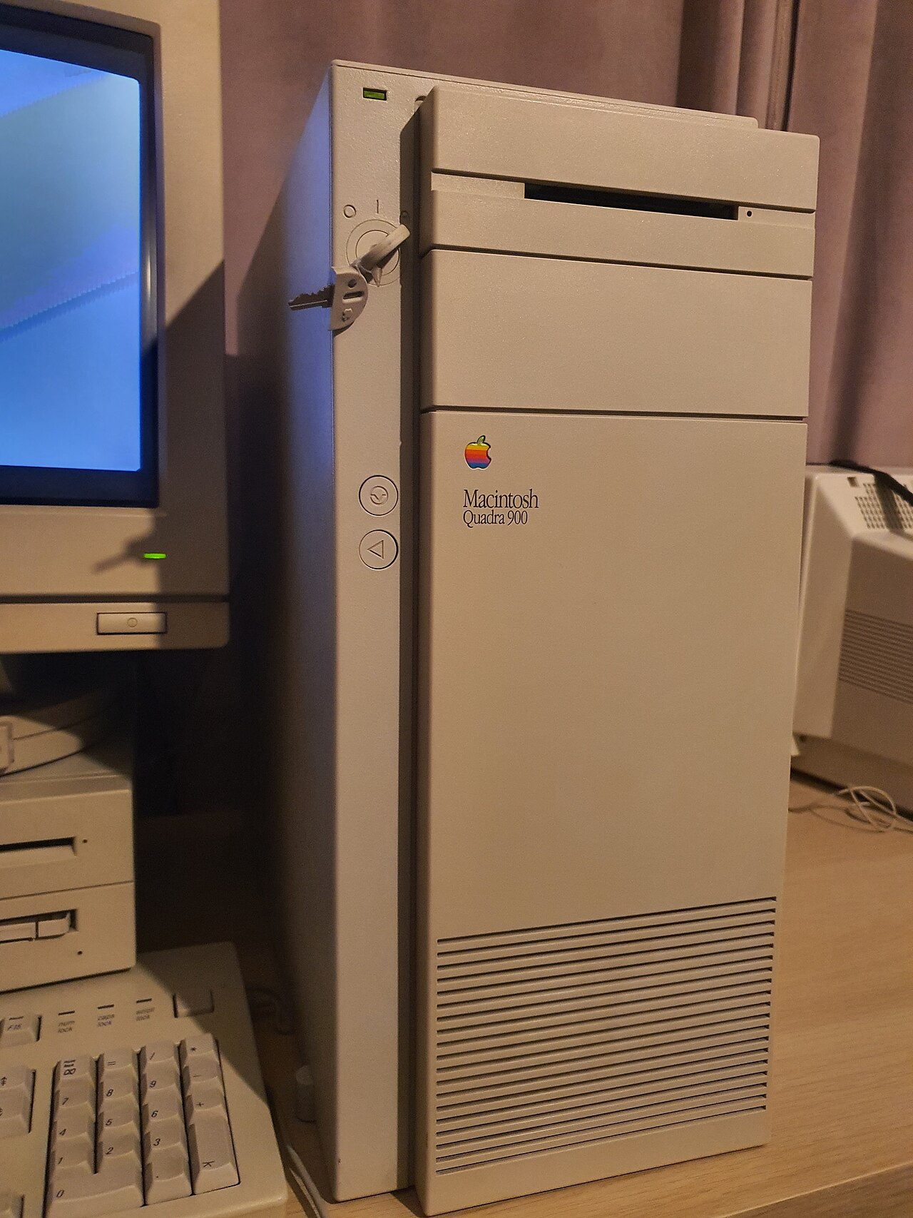 <span>Macintosh Quadra 900</span>
